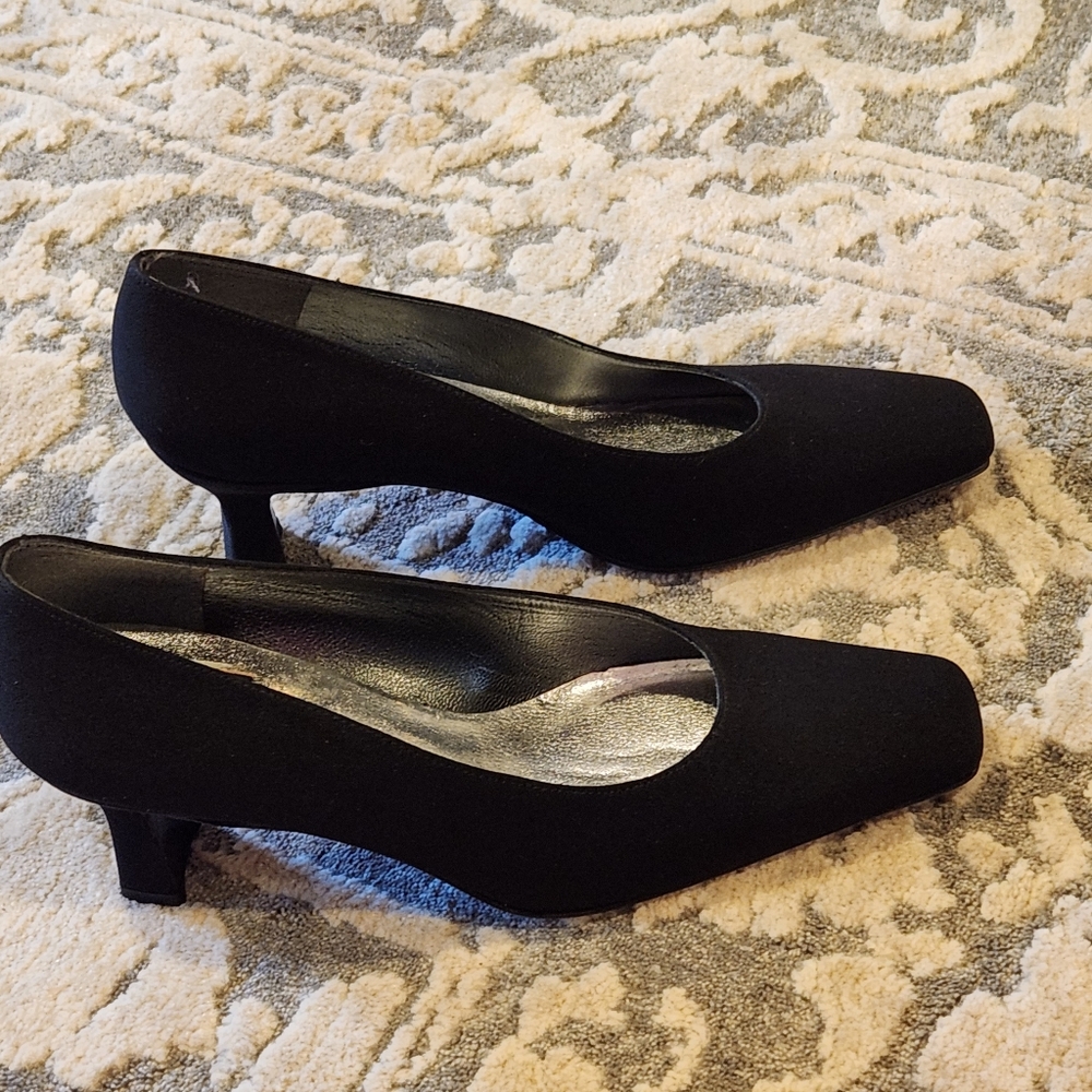 Stuart Weitzman black shoes with low heels, size 6